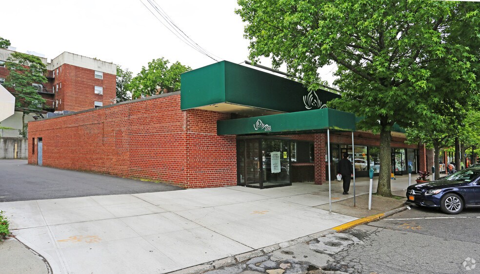 More Photos Of 4 Welwyn Rd, Great Neck Storefront For Lease