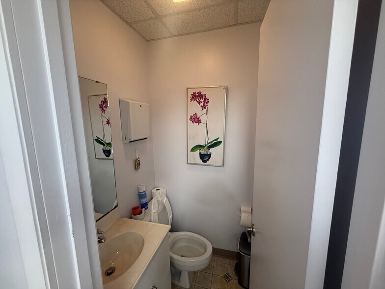 More Photos Of 1531 Tamiami Trl S, Venice Medical For Sale