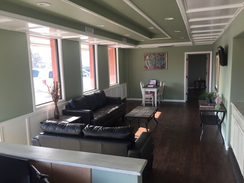 More Photos Of 432 N Broadway Ave, Shawnee Restaurant For Lease