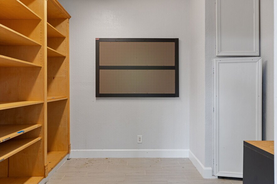 More Photos Of 17110 Gunn Hwy, Odessa Loft Creative Space For Sale