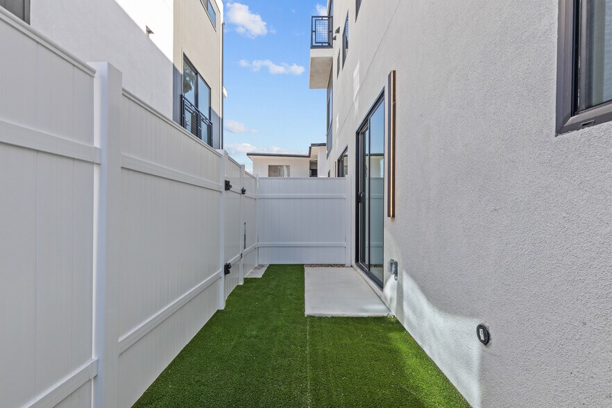 More Photos Of 2921 S Burnside Ave, Los Angeles Apartments For Sale