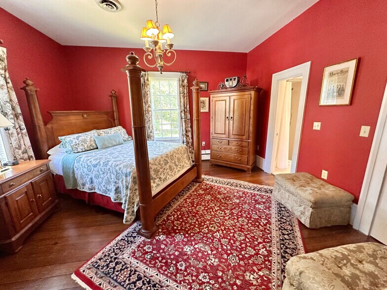 More Photos Of 615 College St, Clinton Hotel For Sale