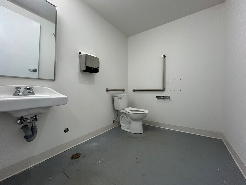 More Photos Of 14819 118th Ave, Edmonton Warehouse For Lease