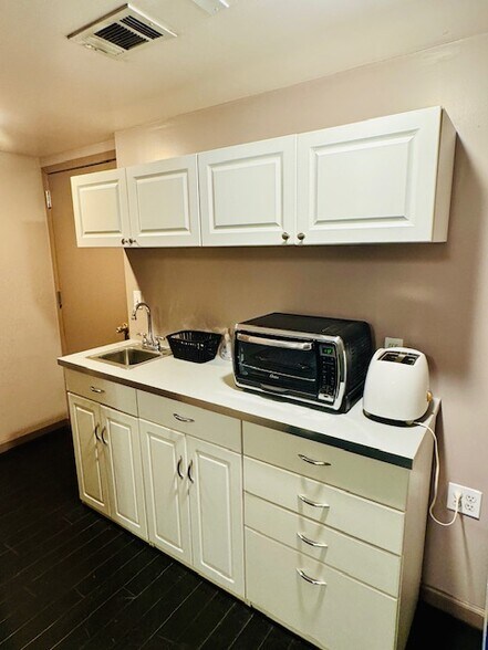 More Photos Of 111 E 56th St, New York Hotel For Lease