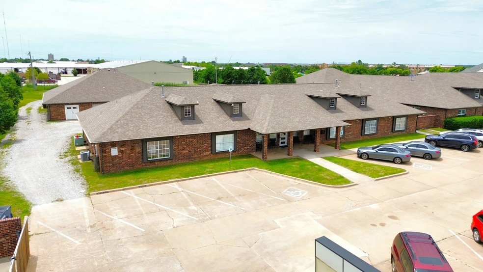 More Photos Of 700 W 18th St, Edmond Office For Lease