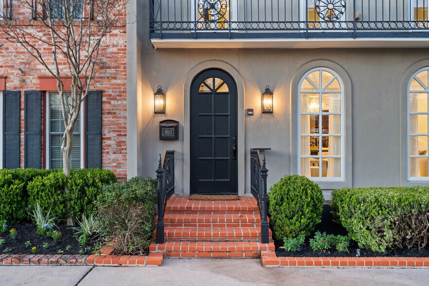 More Photos Of 1810 W 35th St, Austin Specialty For Sale