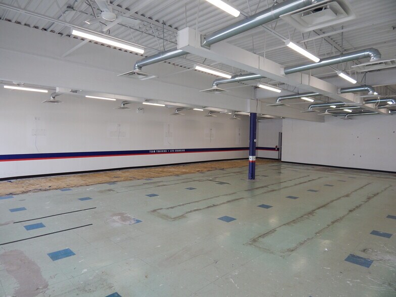 More Photos Of 168-178 Barton St, Hamilton Unknown For Lease