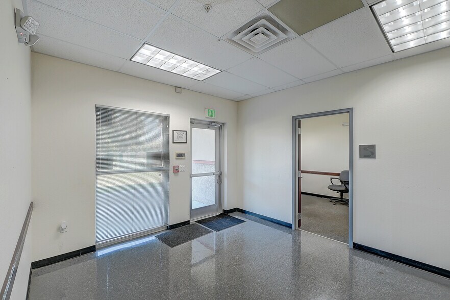 More Photos Of 3843 Ironbridge Blvd, Fort Myers Distribution For Lease