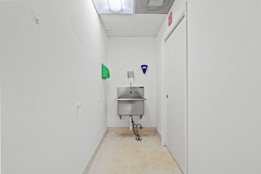 More Photos Of 6330 Manor Ln, South Miami Office For Lease