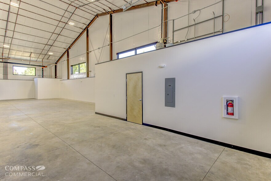 More Photos Of 2754 SW 6th St, Redmond Warehouse For Lease