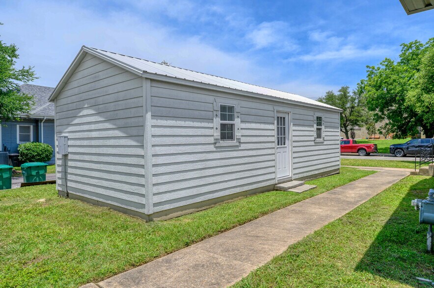 More Photos Of 220 S Elm St, Sherman Office For Sale