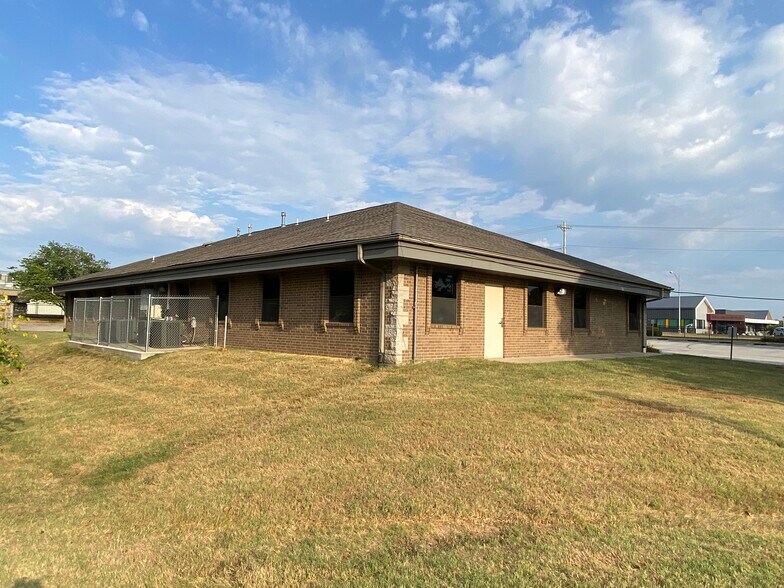 More Photos Of 2212 W Kearney St, Springfield Office For Sale