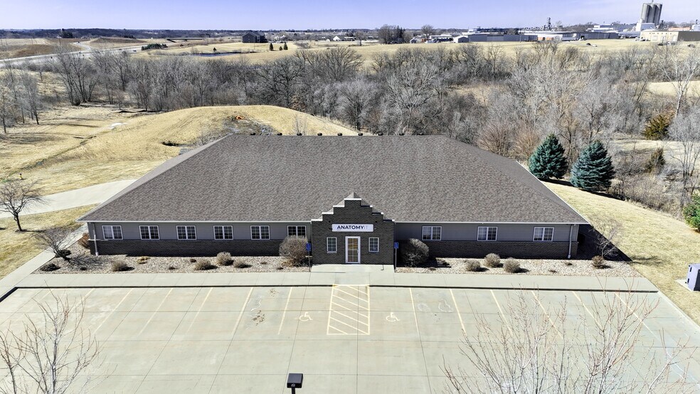 Primary Photo Of 411 SE 9th St, Pella Office For Lease