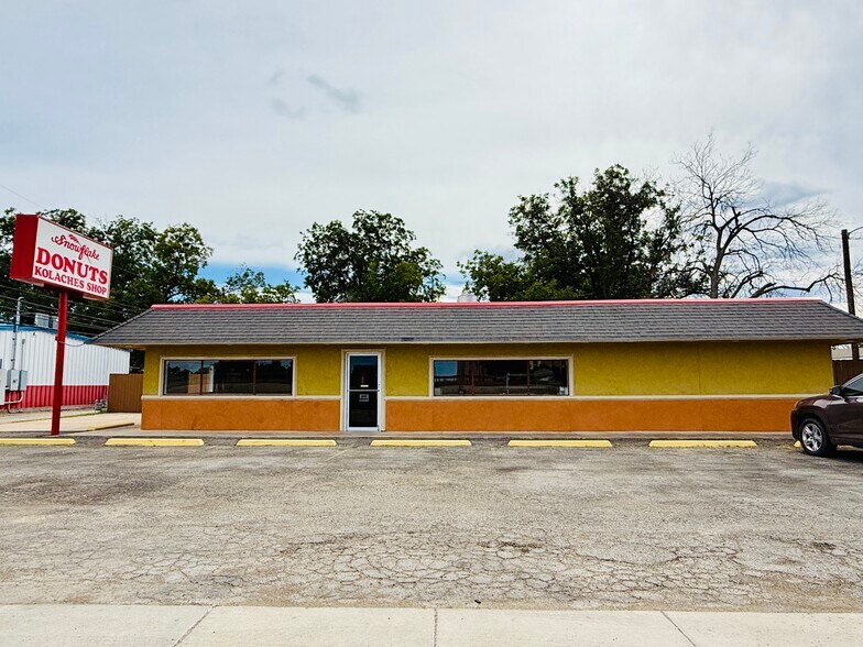 Primary Photo Of 903 15th St, Ozona General Retail For Sale