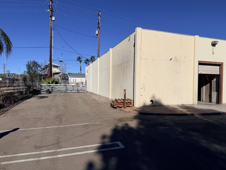 More Photos Of 2040 1st St, San Fernando Showroom For Lease