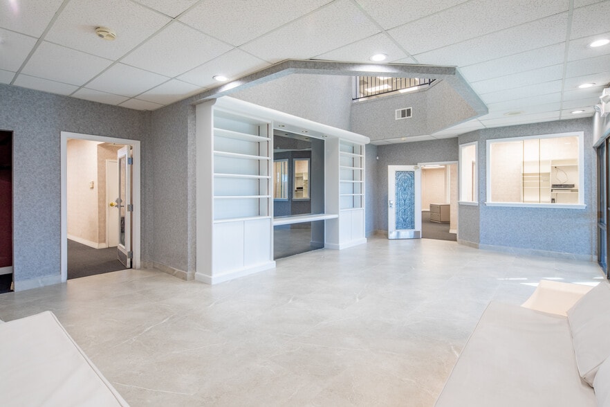 More Photos Of 844 E Sahara Ave, Las Vegas Loft Creative Space For Lease