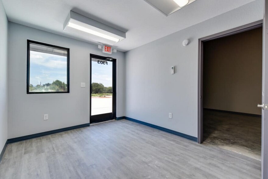 More Photos Of 10921 E Crystal Falls Pkwy, Leander Unknown For Lease