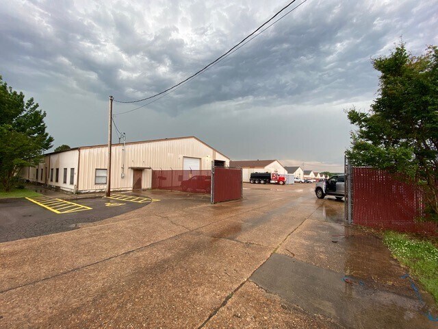 More Photos Of 9515 Black Bear Trl, Fort Smith Warehouse For Lease