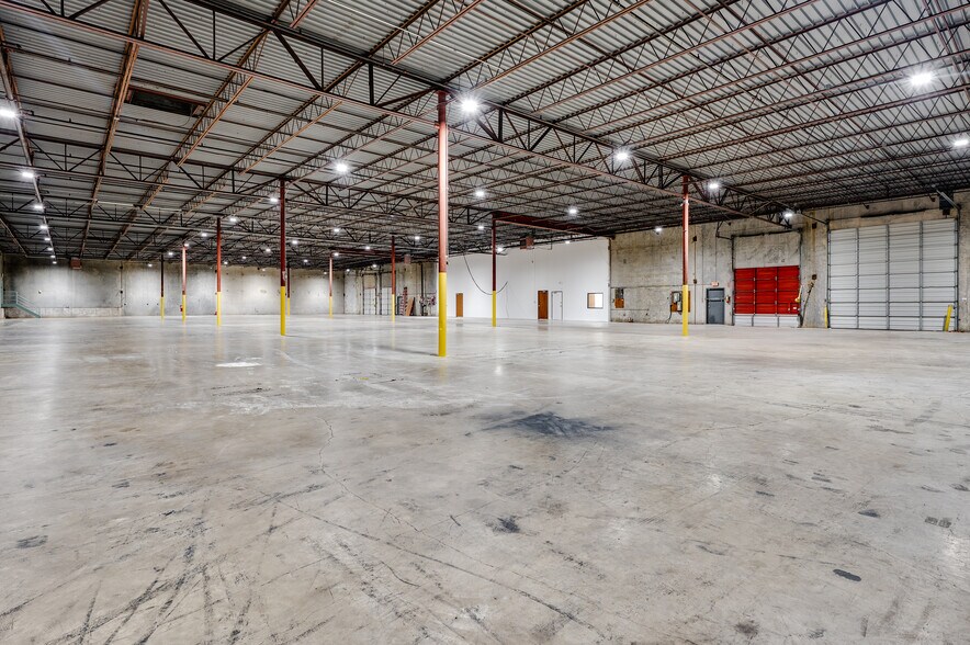 More Photos Of 2570 W Commerce St, Dallas Warehouse For Sale