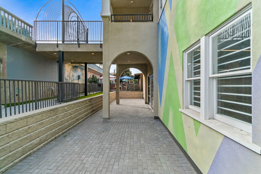 More Photos Of 1605 Ocean Front Walk, Santa Monica Storefront For Lease