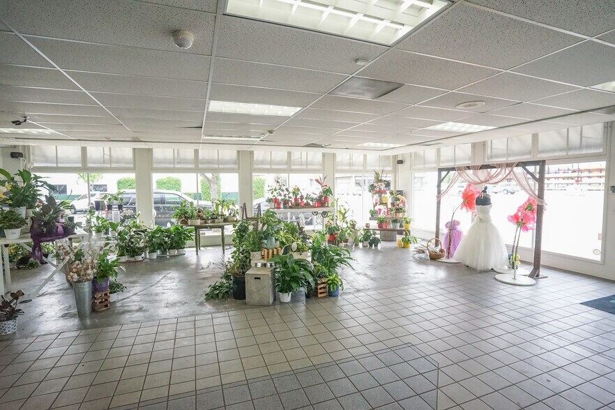 More Photos Of 1302-1310 9th St, Modesto Storefront For Sale