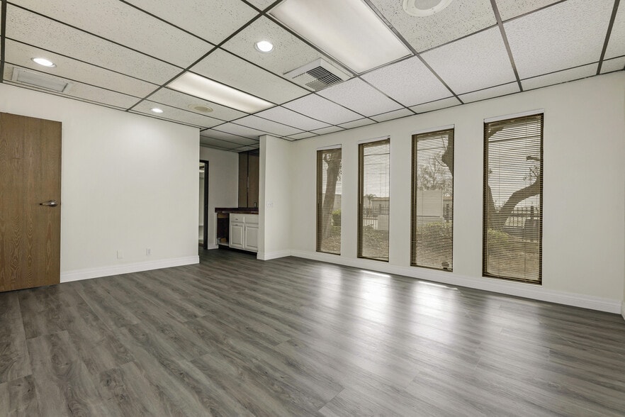 More Photos Of 15384 Arrow Blvd, Fontana Office For Lease