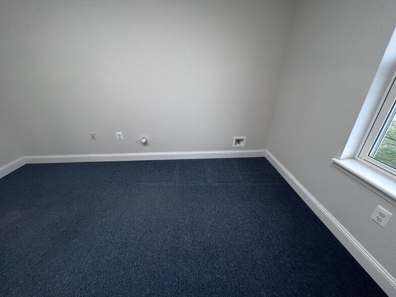 More Photos Of 6008 Fair Oaks Dr, Frederick Showroom For Lease