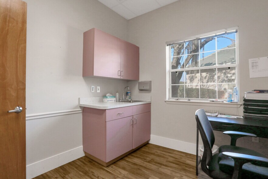 More Photos Of 1540 Business Center Dr, Orange Park Office For Lease