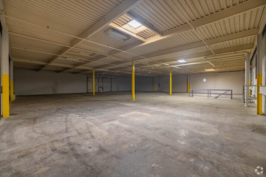 More Photos Of 2181 Grand Ave, Cincinnati Manufacturing For Sale