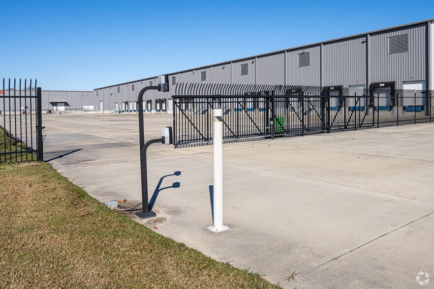 More Photos Of 2070 Commercial Dr, Port Allen Distribution For Lease