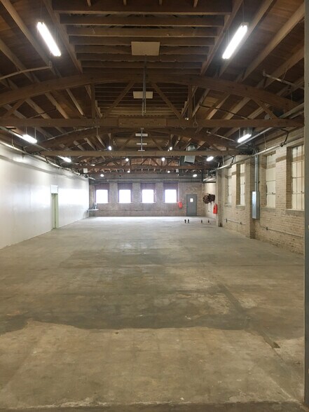 More Photos Of 2731 N Pulaski Rd, Chicago Warehouse For Lease