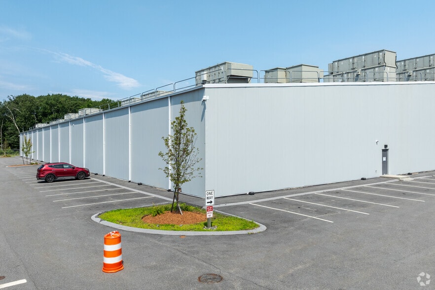 More Photos Of 5-7 Industrial Rd, Milford Manufacturing For Lease