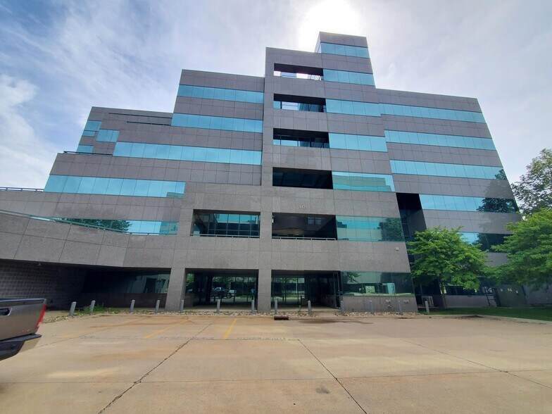 More Photos Of 4425 N River Blvd NE, Cedar Rapids Office For Sale