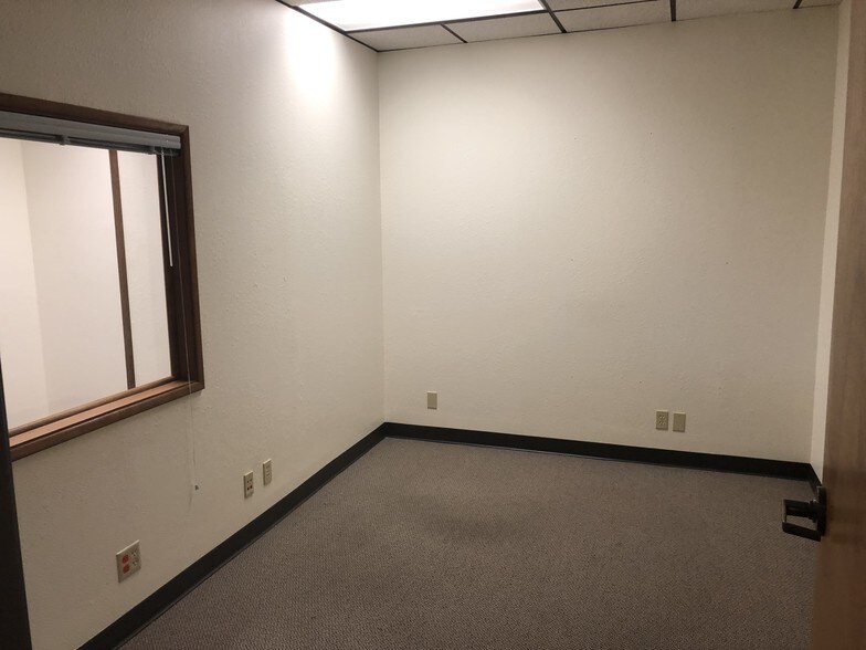 More Photos Of 1140-1144 Willagillespie Rd, Eugene Office For Sale