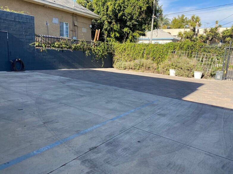 More Photos Of 1319-1321 W 11th St, Los Angeles Showroom For Lease