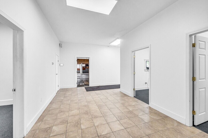 More Photos Of 424 Albany St, Springfield Flex For Sale