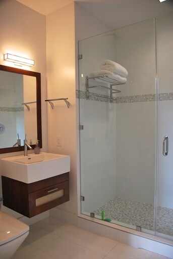 More Photos Of 3620 NE Miami Pl, Miami General Retail For Sale