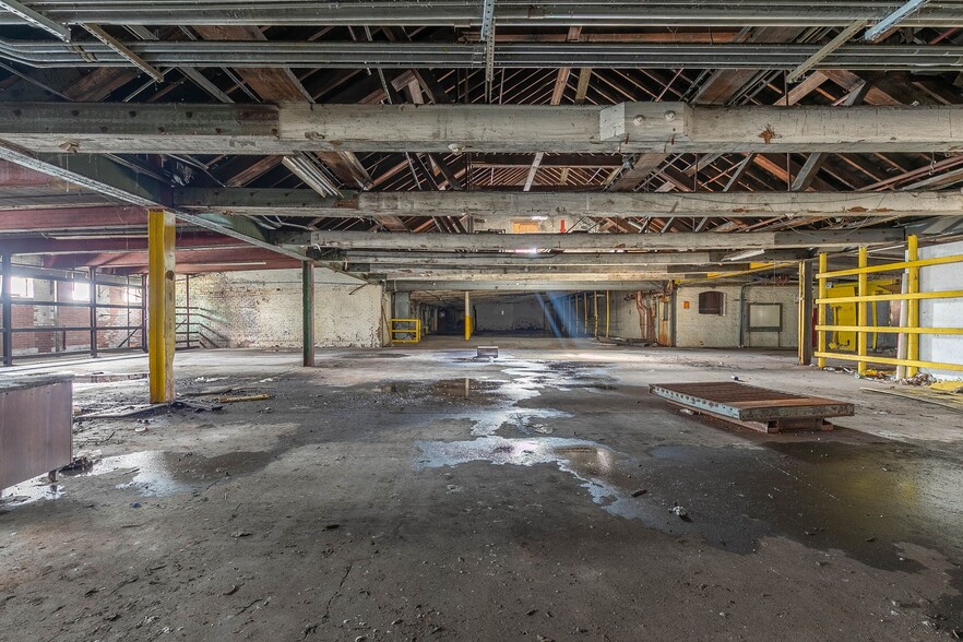 More Photos Of 1190 Huntington Rd, Huntington Manufacturing For Lease