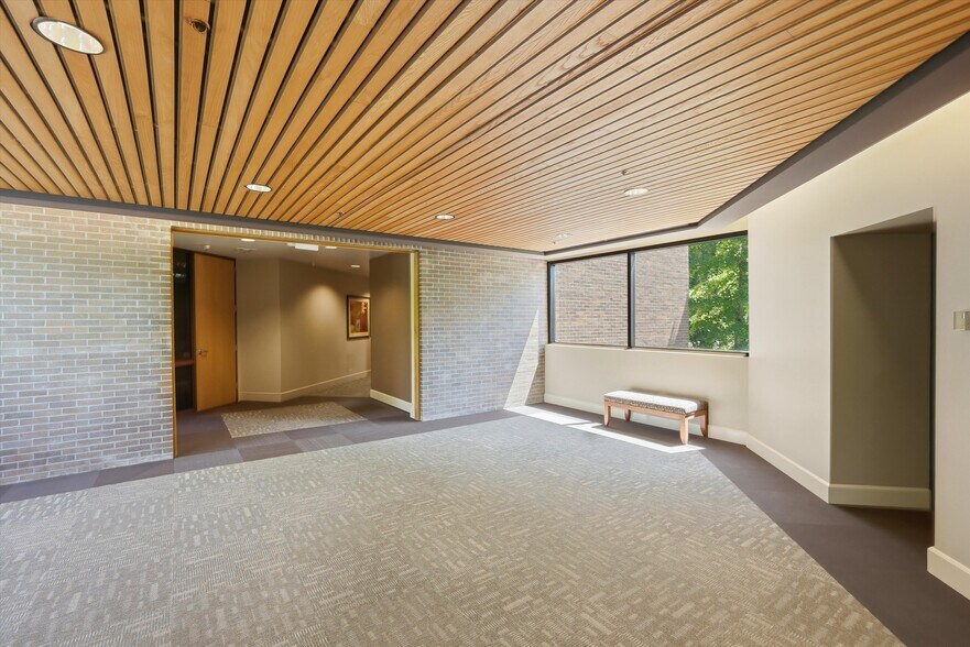 More Photos Of 6 Centerpointe Dr, Lake Oswego Office For Lease