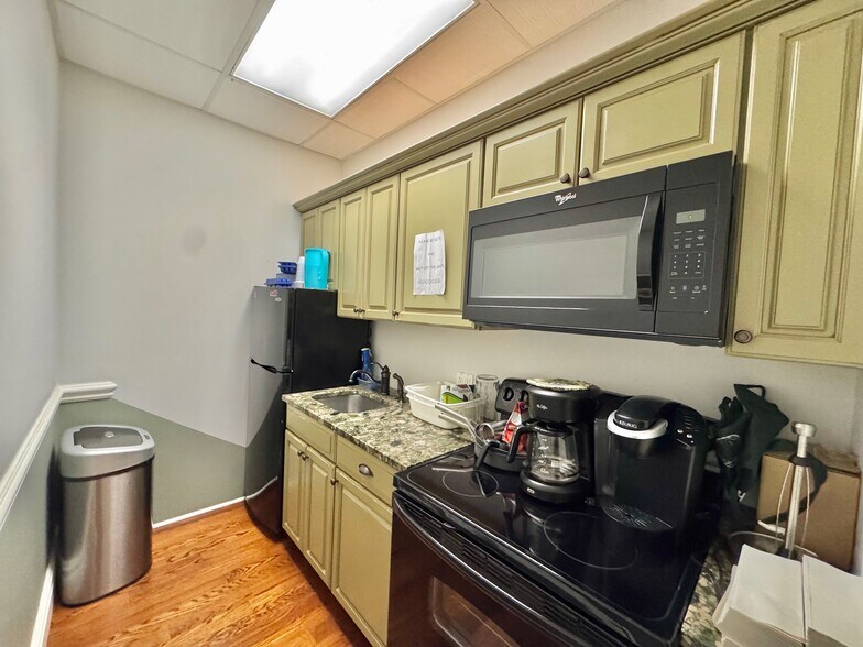 More Photos Of 2600-2610 Pettit Ave, Bellmore Storefront Retail Office For Sale