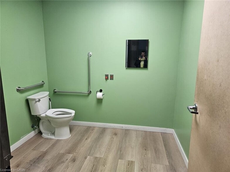 More Photos Of 454 Hespeler Rd, Cambridge General Retail For Sale