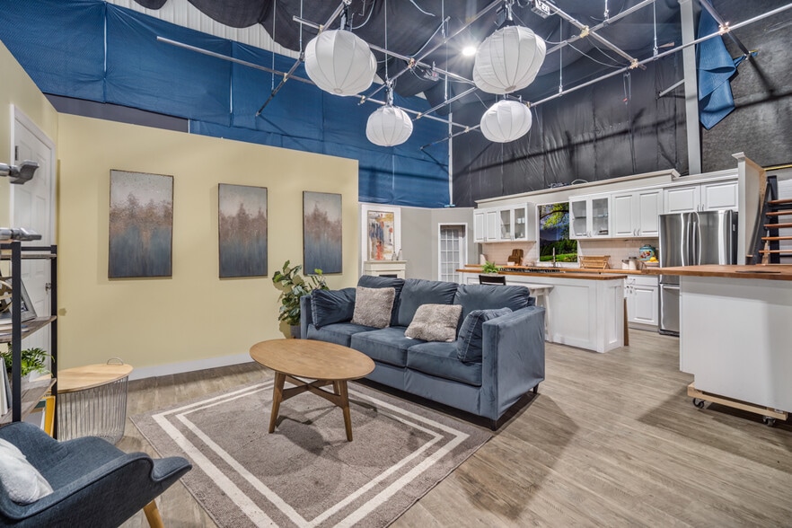 More Photos Of 2866 Roosevelt Blvd, Clearwater Showroom For Sale