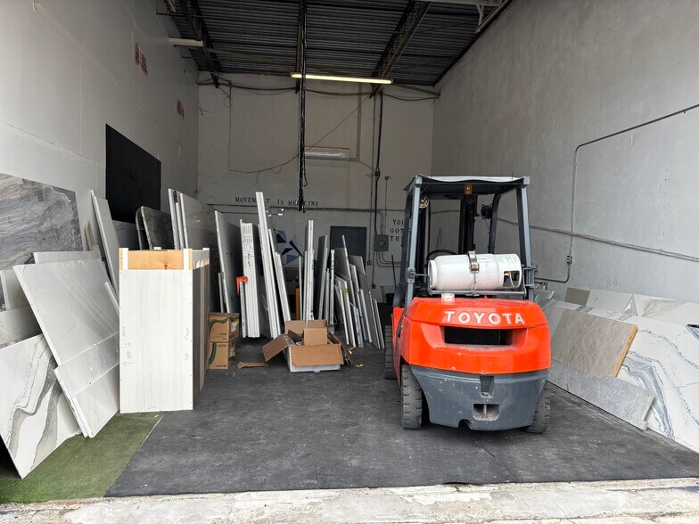 More Photos Of 944 Country Club Blvd, Cape Coral Warehouse For Lease