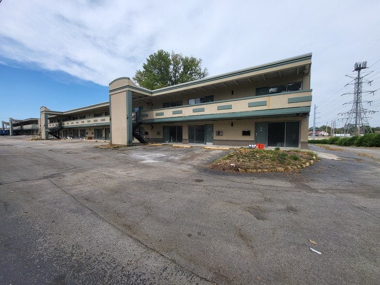 More Photos Of 7350 N Hanley Rd, Hazelwood Hotel For Sale