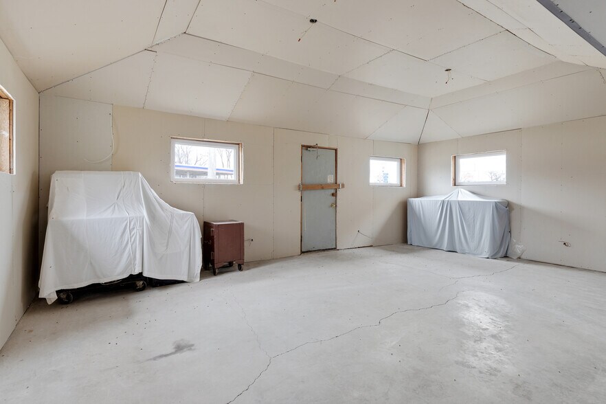 More Photos Of 8621 US Hwy 12, Richmond Bar For Sale