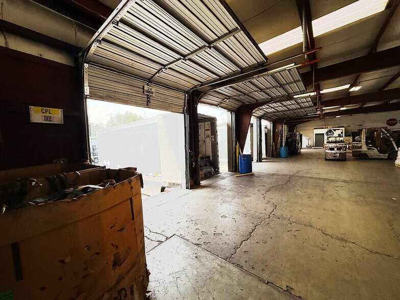 More Photos Of 825 Commerce Dr, South Elgin Truck Terminal For Lease