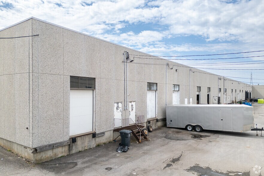 More Photos Of 2369-2395 Rue Rue Guénette, Saint-Laurent Light Distribution For Sale