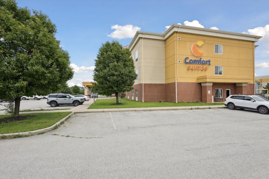 More Photos Of 2750 Fortune Cir W, Indianapolis Hotel For Sale