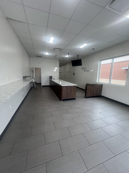 More Photos Of 1530 Mercer University Dr, Macon-Bibb Storefront Retail Office For Lease