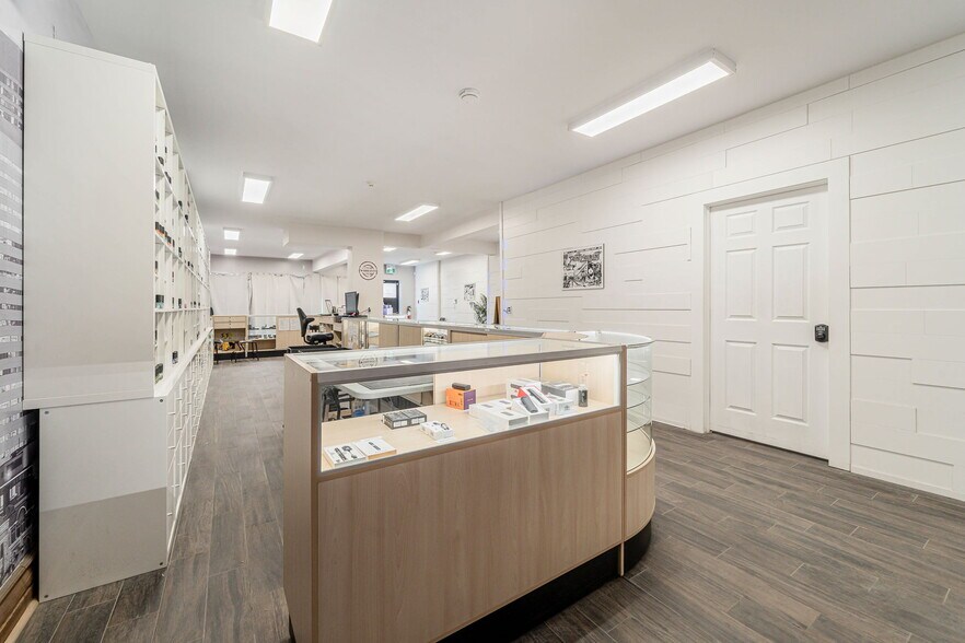 More Photos Of 6092-6120 Ch De La Côte-Des-Neiges, Montréal Storefront Retail Office For Lease